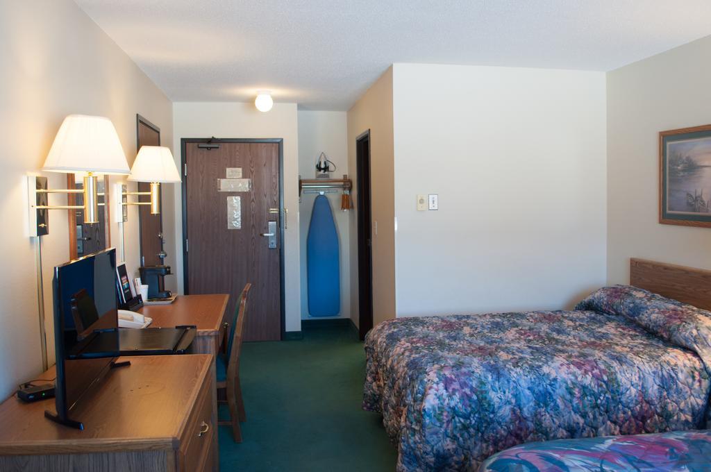 Cobblestone Inn&Suites - Merrill Extérieur photo