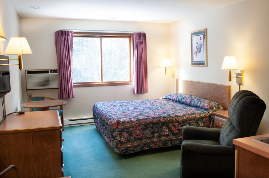 Cobblestone Inn&Suites - Merrill Extérieur photo